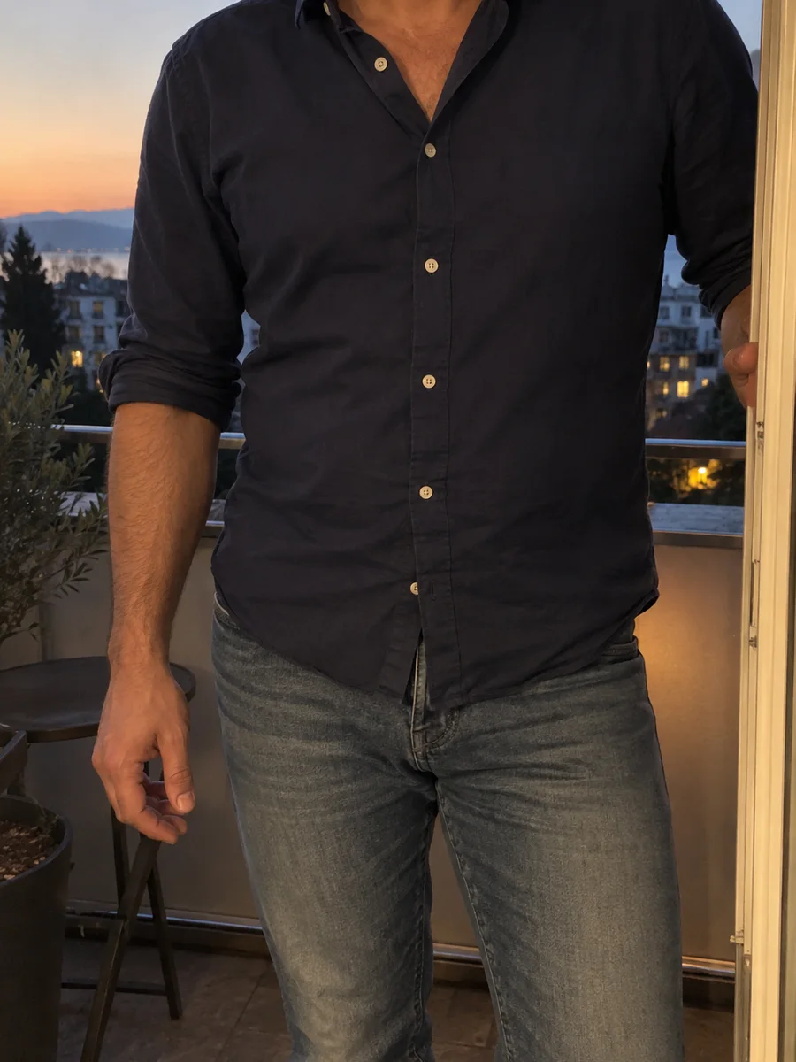 Homme adulte en chemise décontractée sur un balcon, visage hors cadre